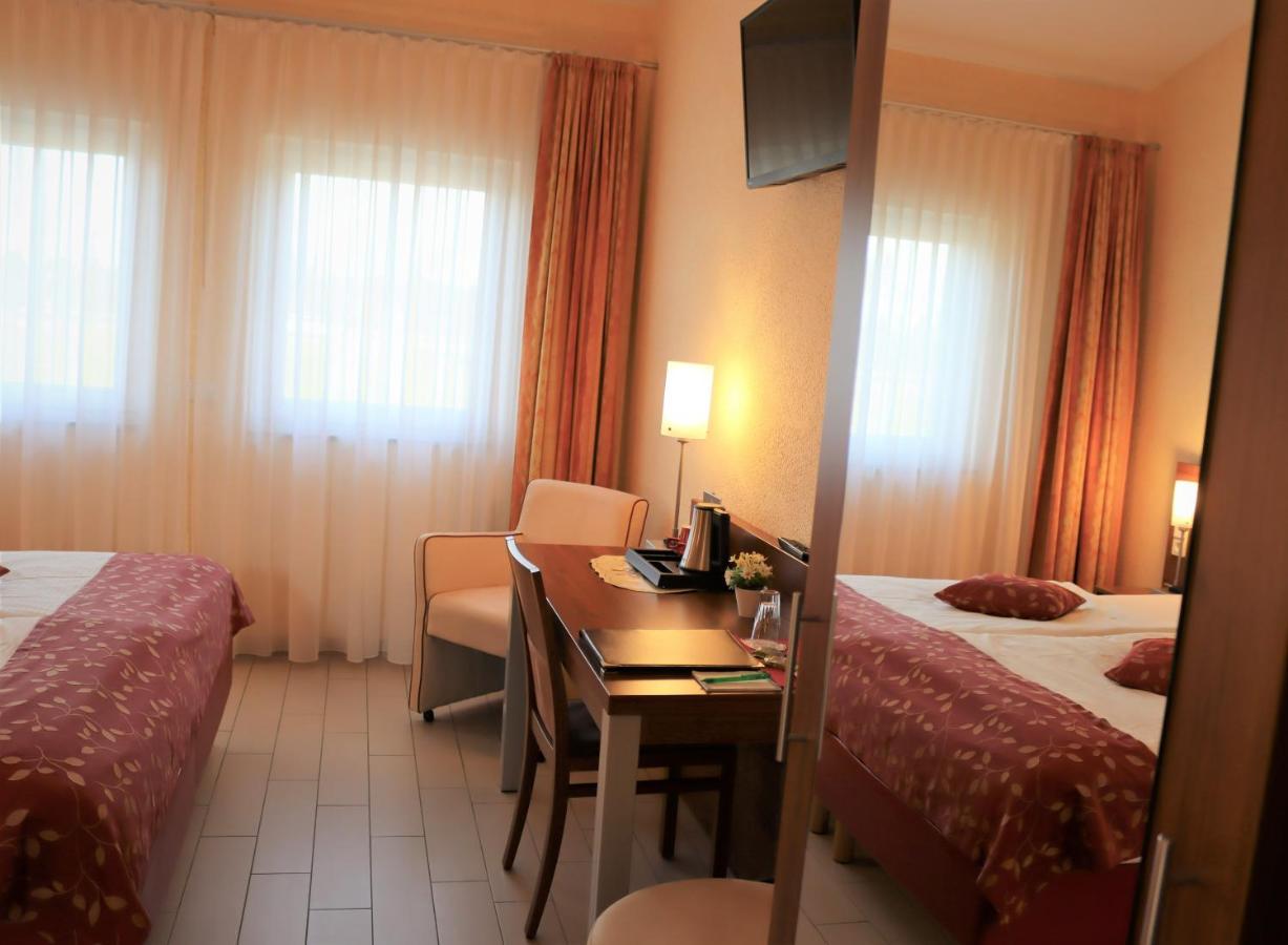 Land-Gut-Hotel Am Ring Meuspath Exteriér fotografie