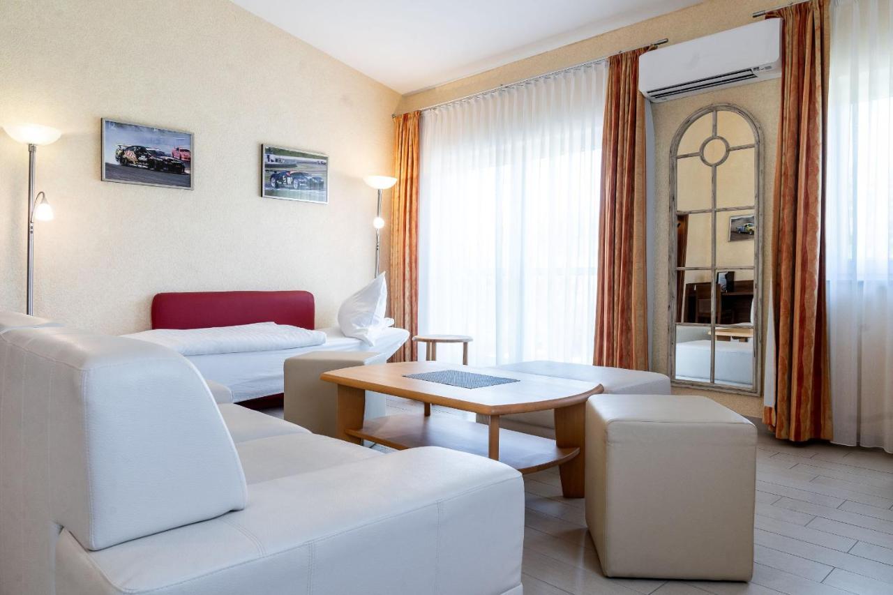 Land-Gut-Hotel Am Ring Meuspath Exteriér fotografie